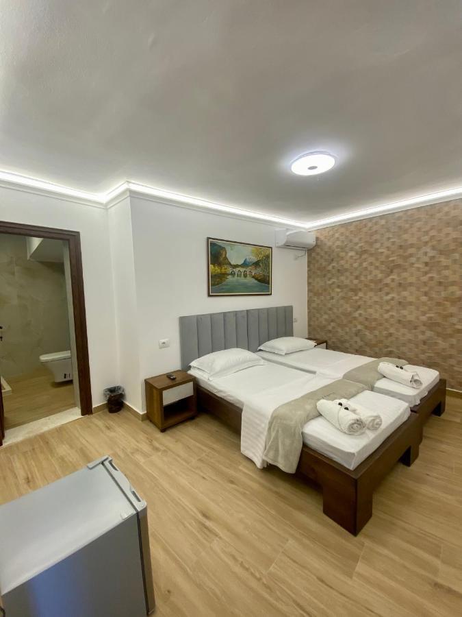 Vila Fatos Qama Berat Buitenkant foto