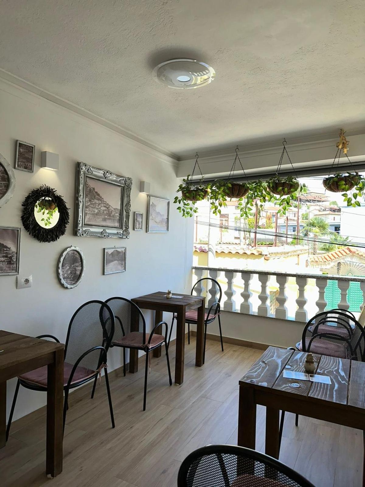 Vila Fatos Qama Berat Buitenkant foto