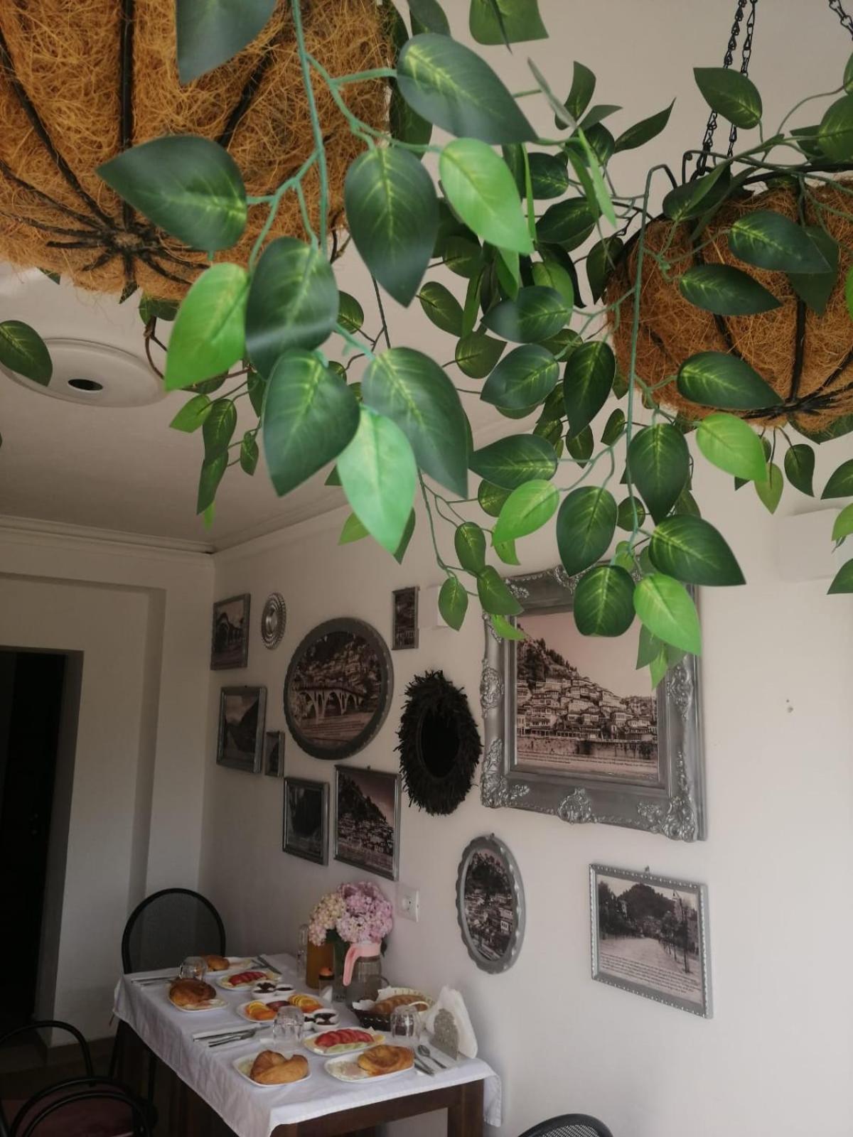 Vila Fatos Qama Berat Buitenkant foto